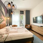 Botaniq Bed & Breakfast 4*